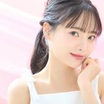 顎に手をおきこちらを見る女性