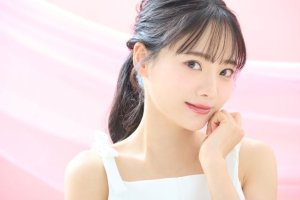 顎に手をおきこちらを見る女性