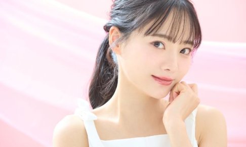 顎に手をおきこちらを見る女性