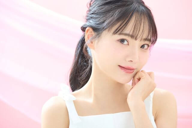 顎に手をおきこちらを見る女性