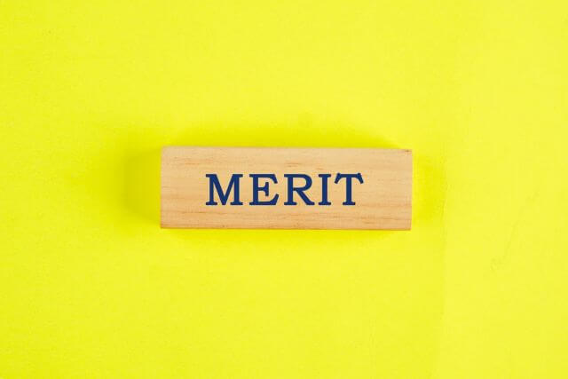 黄色い背景の前にあるMERITと書かれた棒